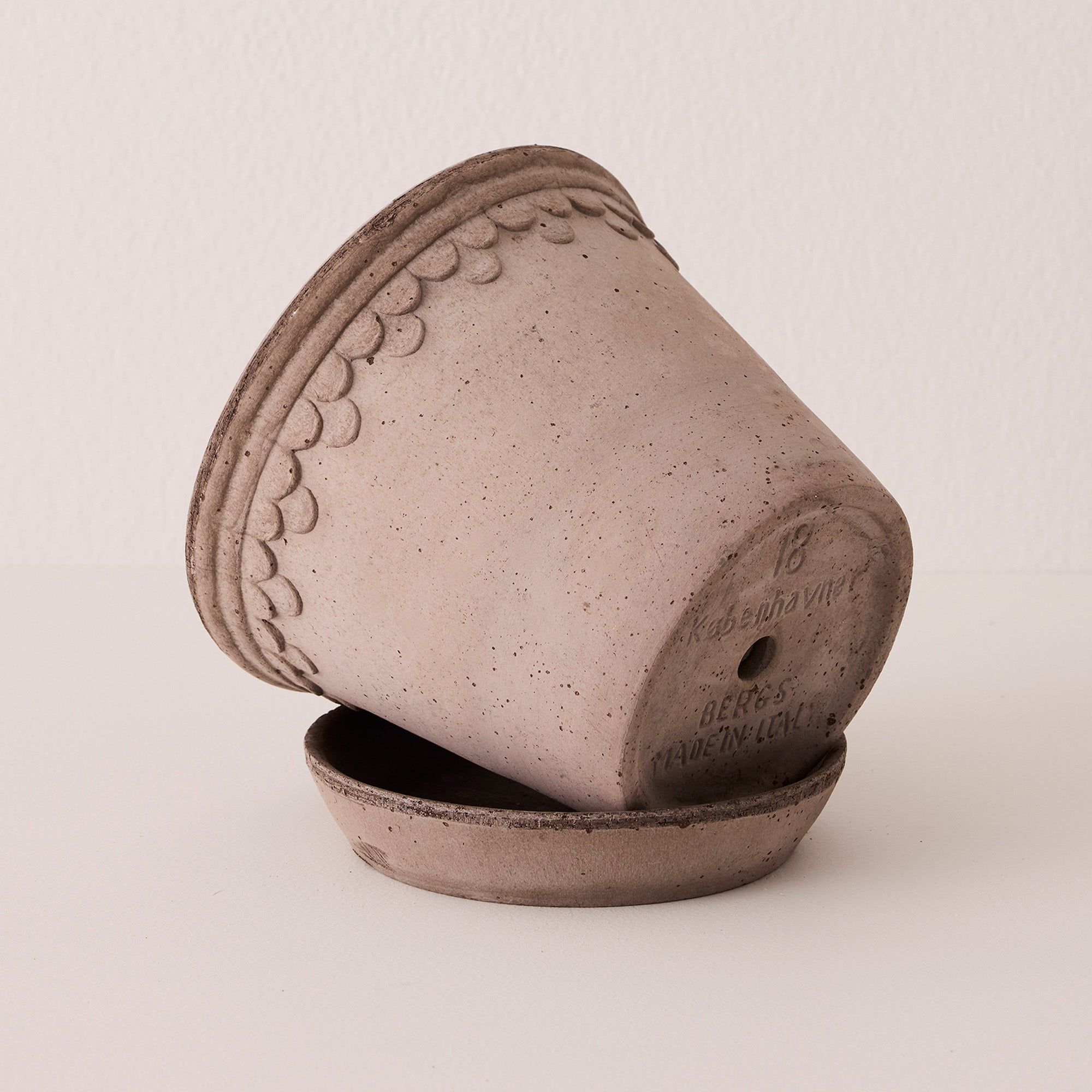Goodee-Bergs Potter-Copenhagen Ø18 Planter & Saucer - Color - Raw Grey